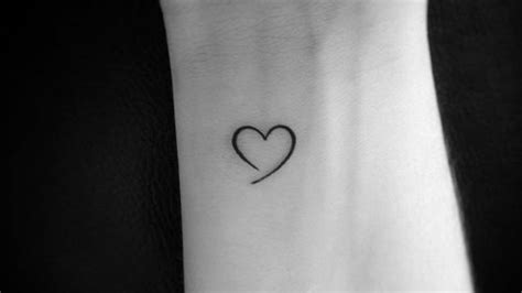 tatuaje de corazon pequeño|Tatuajes pequeños de corazones, recopilación y。